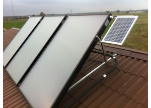 Plokštieji saulės kolektoriai. Nuotraukoje - saulės kolektorių sistema, kuriuos mažas elektros energijos sąnaudas padengia taip pat saulės energija - pilnai automominė saulės sistema šildymui. www.svarienergija.lt