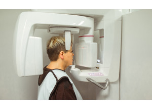 Kompiuterinė tomografija - vienas tiksliausių diagnostikos metodų, taikomų odontologijoje. Mūsų klinikoje kompiuterinė tomografija ir panoraminė nuotrauka atliekama vienu moderniausių radiologiniu diagnostikos aparatu Hyperion X5 3D. Rentgenologiniai tyrimai reikalingi sudarant gydymo planą.