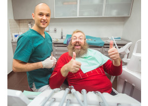 Vyriausias Lietuvos Kalėda - Antanas Bagdonas šypsosi po jam atlikto gydymo odontologijos klinikoje "Papadent".
