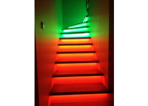 Laiptine su spalvingų LED apšvietimu