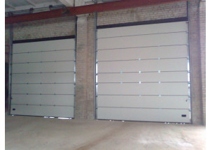 Pramoninių garažo vartų vaizdas iš patalpos