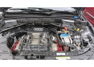 Automobilis AUDI Q5 variklio skyrius su dujų įranga